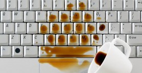 Ce e bine să faci imediat, dacă verși apa sau cafeaua pe laptop. 5 pași esențiali